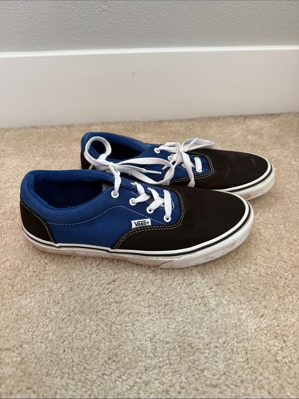 Vans Kids Low-Top Lace-Up Sneakers in Black and Blue boys size 6